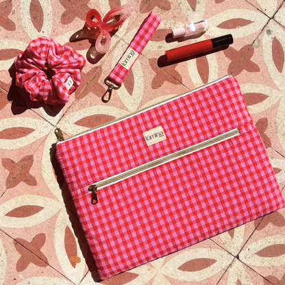 red and pink laptop sleeve carefully handmade and crafted with attention to details, it has an external pocket for cables. charger, pens, essentials. Zipper in gold and well padded for protection while being cute and feminine.